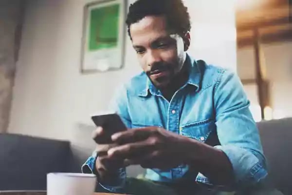 Happy-Coffee-man-with-smartphone