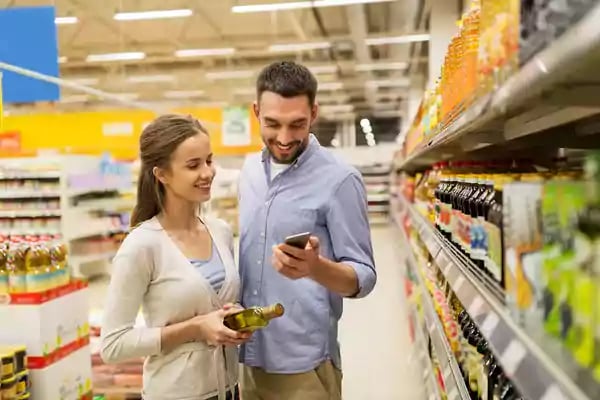 smartphone couple buying groceries_600x