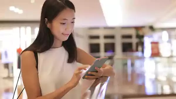 Person using her phone in a restaurant.